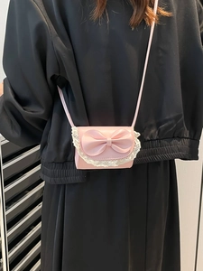 Sac bandoulière en similicuir rose avec grand nœud et bordure en dentelle blanche
