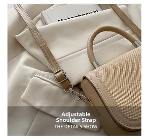 Détail montrant la bandoulière réglable et la texture tissée en paille du sac à main carré