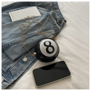 Détail du mini sac à main rond boule de billard n°8 avec bandoulière chaîne dorée