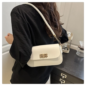 Sac sous les aisselles beige minimaliste avec fermoir en métal doré et bandoulière