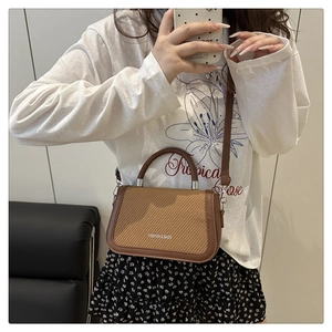 Détail du petit sac carré avec cuir marron et panneau tissé kaki de haute qualité