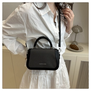 Détail du mini sac bandoulière noir avec patchwork en tissu et texte logo fashion blanc