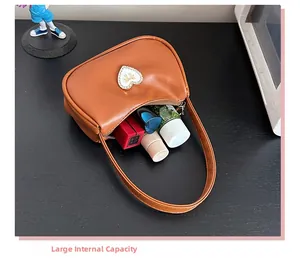 Detailansicht der Innenseite einer braunen Sichel-Herztasche mit großem Stauraum