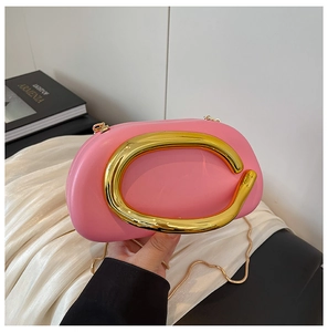 Chique roze halronde handtas met gouden C-greep en elegante kettingriem in de hand