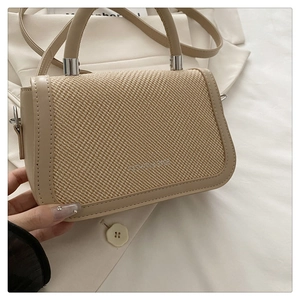 Détail de la texture en paille tressée et des finitions en cuir PU beige du sac à main