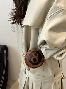 Petit sac bandoulière sphérique marron boule de billard n°8 avec chaîne dorée