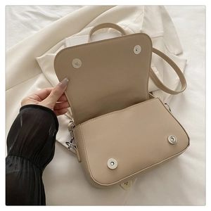 Détail du sac en cuir PU beige montrant les fermoirs magnétiques et ferrures argent