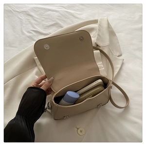 Vue intérieure du sac beige montrant l'espace pour téléphone et portefeuille