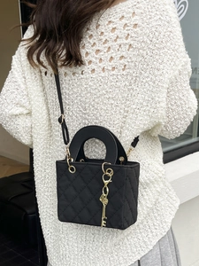 Schicke schwarze Stepptasche mit Rautenstickerei und goldenen Metalldetails für Damen
