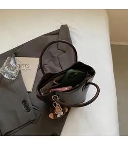 Vista interna che mostra la capienza spaziosa di questa borsa a secchiello vintage
