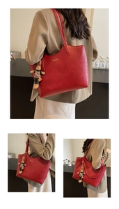 Grand sac cabas rouge avec inscription dorée et charmant pendentif lapin en peluche