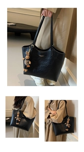 Détails du grand sac cabas noir avec pendentif lapin et lettrage de mode élégant