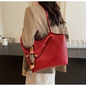 Grand sac cabas rouge vintage avec un pendentif lapin à carreaux mignon