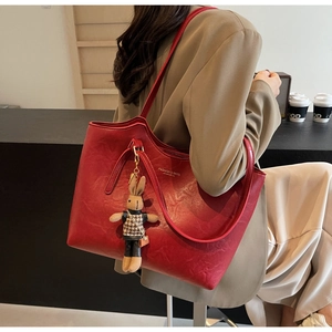 Sac cabas rouge en cuir grainé avec lettrage doré et un petit pendentif lapin