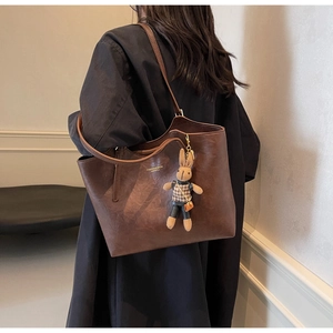 Détail du grand sac cabas vintage marron avec charm lapin et lettrage doré élégant