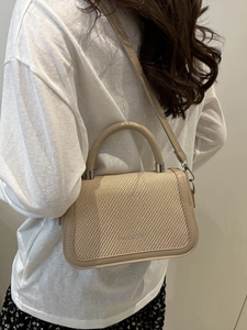 Sac bandoulière tissé tendance pour femmes avec bordure en cuir et poignée