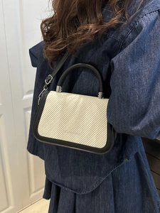 Petit sac carré mode en tissage crème et cuir noir avec bandoulière contrastée