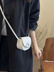 Mini white crossbody bag with lychee texture and heart-shaped buckle for women
