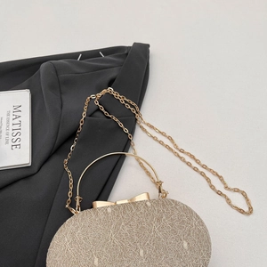 Pochette de soirée en dentelle champagne avec poignée dorée et fermoir noeud élégant