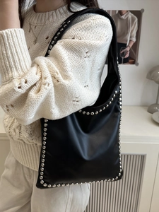 Schwarze Motorrad-Tote-Bag mit silbernen Nieten und glattem Leder im Retro-Chic-Stil