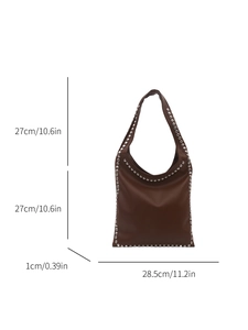 Braune Shopper-Tasche aus Kunstleder mit silbernen Nieten und Maßangaben auf Weiß