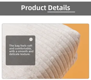 Gros plan détaillé sur la texture en velours côtelé blanc et les rayures de ce sac