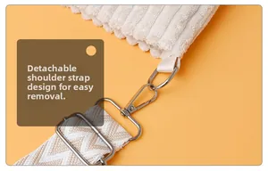 Détail du fermoir amovible et de la bandoulière tissée sur sac en velours côtelé