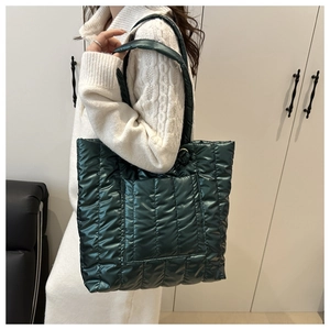 Détail d'un sac cabas matelassé vert foncé en nylon léger et rembourré de qualité