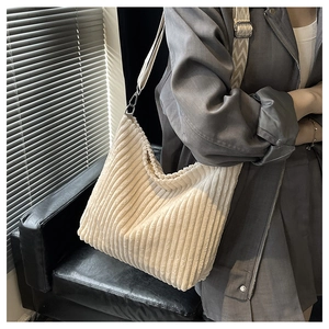 Détail du sac fourre-tout en velours côtelé écru avec bandoulière ondulée réglable
