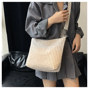Détail du sac cabas en velours côtelé blanc cassé avec bandoulière à motifs