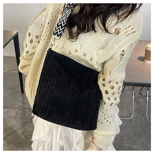 Détail du sac cabas en velours côtelé noir avec bandoulière à motifs géométriques noirs et blancs
