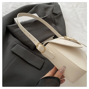Détail du sac à bandoulière en cuir PU crème avec sangle réglable et fermoir doré