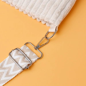 Détail du sac cabas en velours côtelé avec bandoulière tissée zigzag et boucle métal argent
