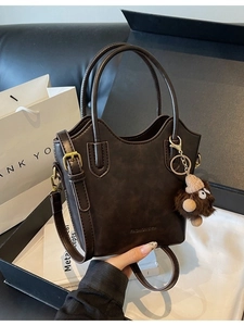 Borsa a secchiello retrò color cioccolato con bordo ondulato e ciondolo in peluche