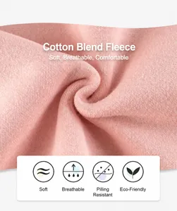Détail du tissu polaire en coton rose montrant la texture douce et anti-boulochage