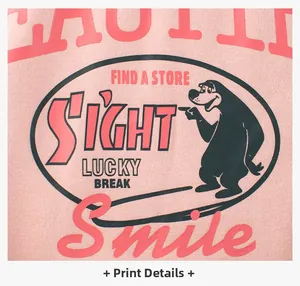 Détail de l'imprimé ours et de la typographie rétro sur le sweat-shirt rose pour filles