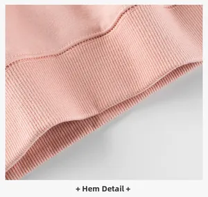 Gros plan du bord-côte élastique sur ce sweat-shirt rose clair doux pour filles