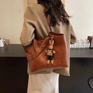 Sac cabas vintage en cuir marron de grande capacité avec un adorable pendentif lapin