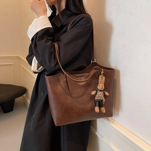 Grand sac cabas rétro en similicuir marron foncé avec pendentif lapin mignon pour femme