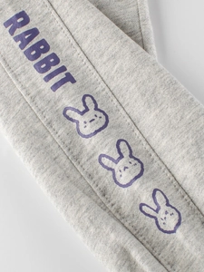 Pantaloni sportivi grigio melange da bambina con stampa di coniglio viola e testo