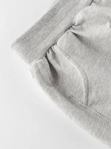 Pantaloni sportivi grigio melange per bambini con vita a coste e tasche laterali