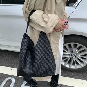 Classic black woven tote bag for women with minimalist intrecciato pattern and large capacity