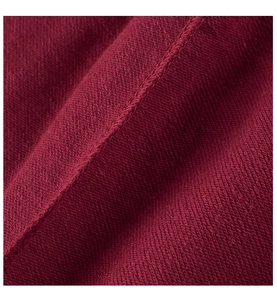 Gros plan du tissu tricoté bordeaux avec des détails de coutures renforcées de qualité