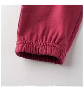 Détail du revers élastique côtelé bordeaux pour pantalon de sport enfant