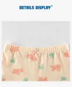 Detailaufnahme des elastischen Bunds mit rosa Schleife und Kaninchenprint auf Baumwolle