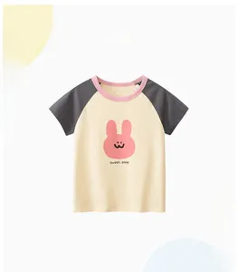 Détails des manches raglan et de l'imprimé lapin sur ce t-shirt en coton enfant