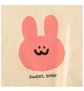Détail de l'imprimé lapin rose et texte sweet smile sur t-shirt enfant beige