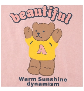 Dettaglio della stampa con orsetto carino e scritta 'beautiful' su una t-shirt rosa