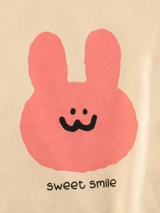 T-shirt fille en coton beige avec un mignon lapin rose et l'imprimé Sweet Smile