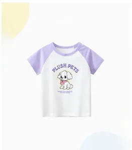 Détail d'un t-shirt enfant en coton avec manches raglan et imprimé caniche mignon